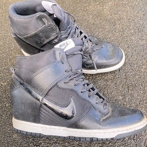 Women’s Nikes w/heel inside